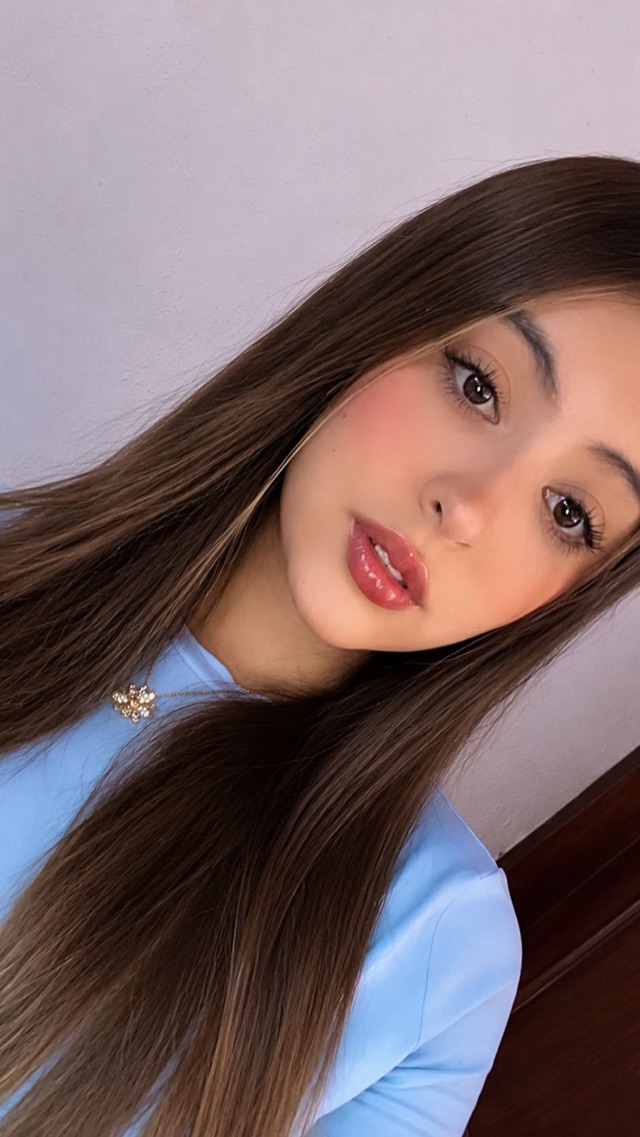 Girl live on a 1-on-1 video chat